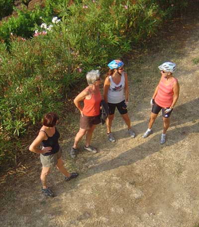 Fin prtes pour l'exploit sportif<br> Edith en chapperon cycliste de Claire <br>
